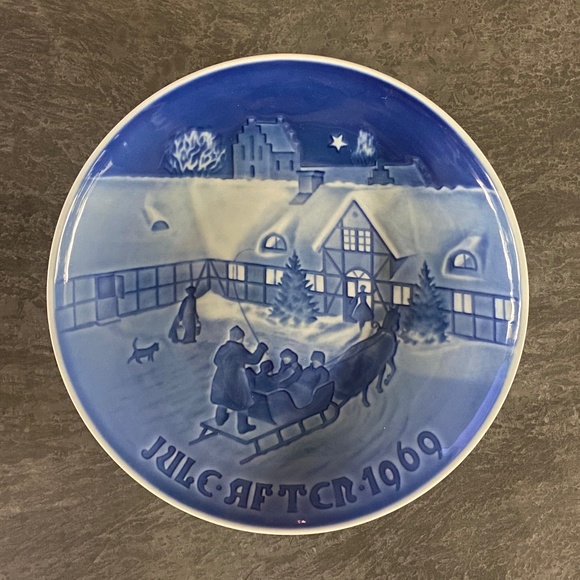Bing & Grondahl B G Christmas Collector Plate – Arrival of Christmas Guests - Picture 1 of 2